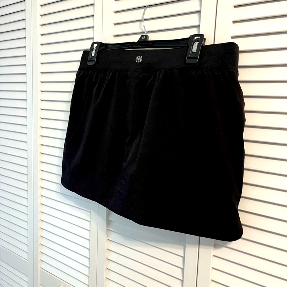 GAIAM BLACK SKORT SIZE LARGE EUC
SALE PRICE DISCOUNTED SHIPPING - Picture 3 of 4